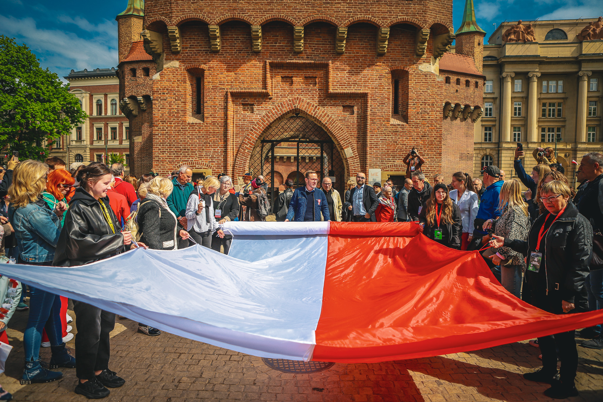 Kraków świętuje 100 metrową flagą